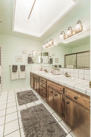 833 E El Paso Avenue N, Fresno, CA 93720