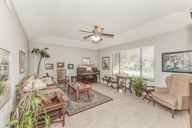 833 E El Paso Avenue N, Fresno, CA 93720