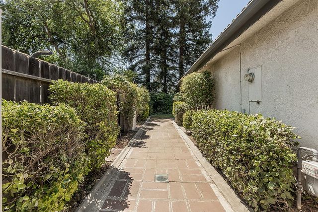 833 E El Paso Avenue N, Fresno, CA 93720