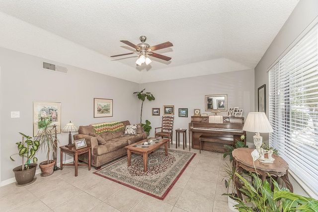 833 E El Paso Avenue N, Fresno, CA 93720