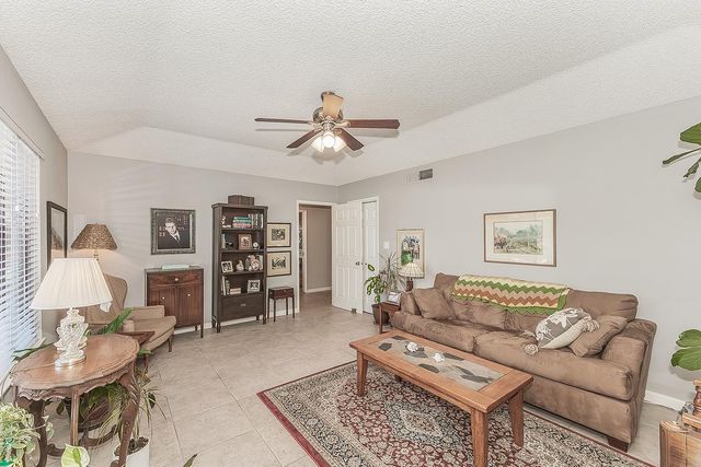 833 E El Paso Avenue N, Fresno, CA 93720