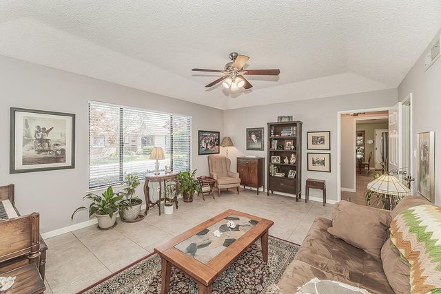 833 E El Paso Avenue N, Fresno, CA 93720