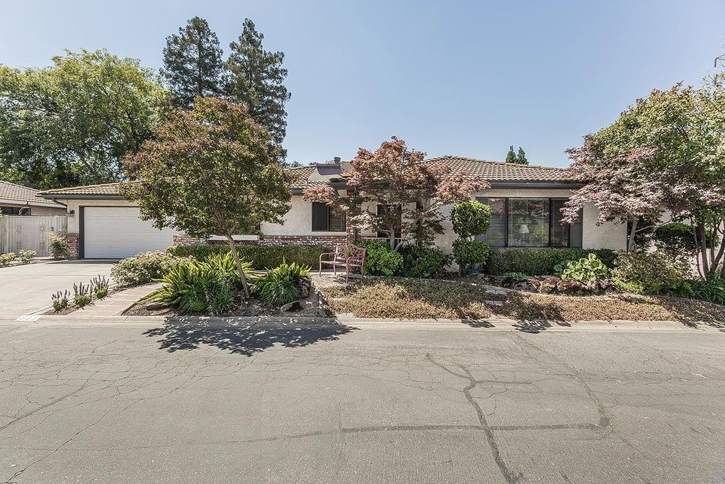 833 E El Paso Avenue N, Fresno, CA 93720