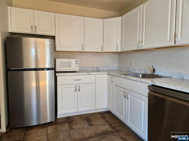 2348 Linwood Avenue 3L, Fort Lee, NJ 07024