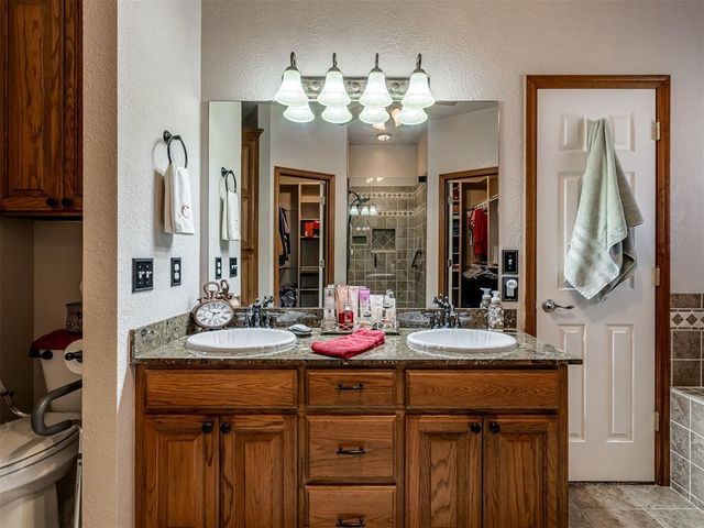 418 N Chisholm Trail Way, Mustang, OK 73064