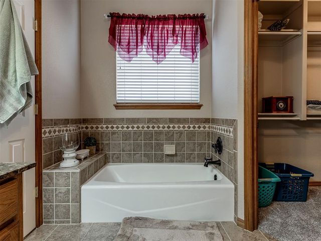 418 N Chisholm Trail Way, Mustang, OK 73064