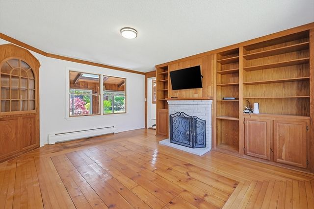 136 Lincoln St, Hudson, MA 01749