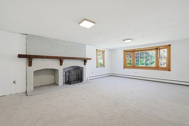 136 Lincoln St, Hudson, MA 01749