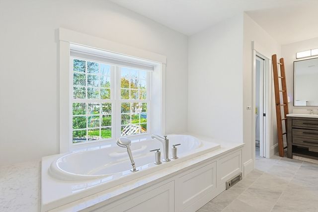 136 Lincoln St, Hudson, MA 01749