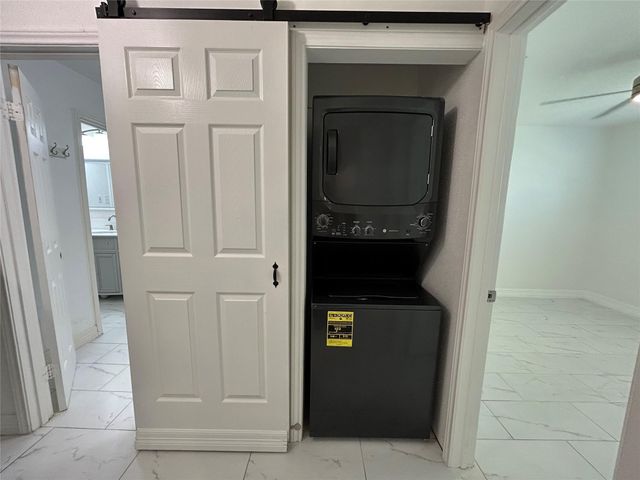 202 W Tri Oaks Ln 202, Houston, TX 77043