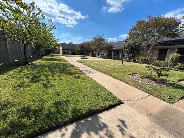 202 W Tri Oaks Ln 202, Houston, TX 77043
