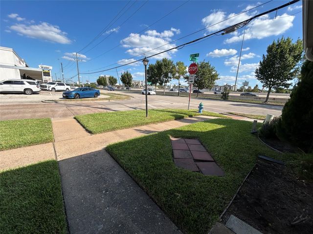 202 W Tri Oaks Ln 202, Houston, TX 77043