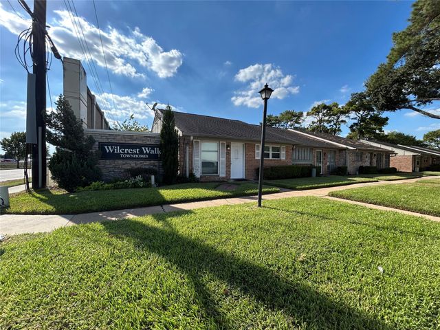 202 W Tri Oaks Ln 202, Houston, TX 77043