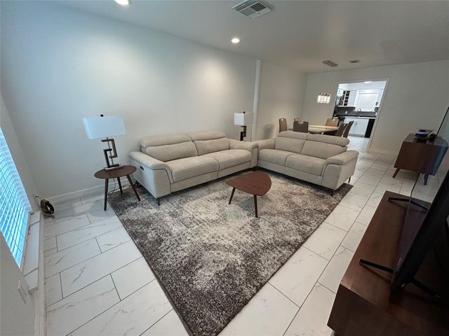 202 W Tri Oaks Ln 202, Houston, TX 77043