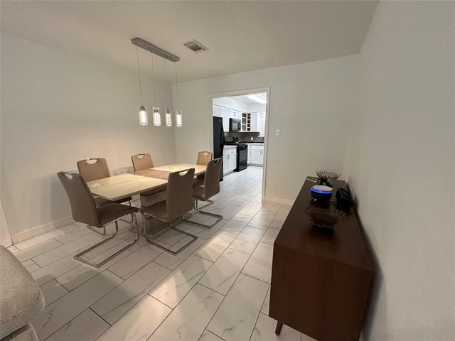202 W Tri Oaks Ln 202, Houston, TX 77043