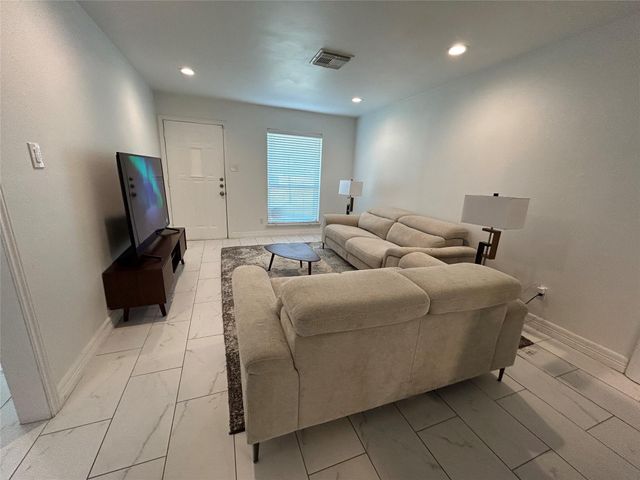 202 W Tri Oaks Ln 202, Houston, TX 77043