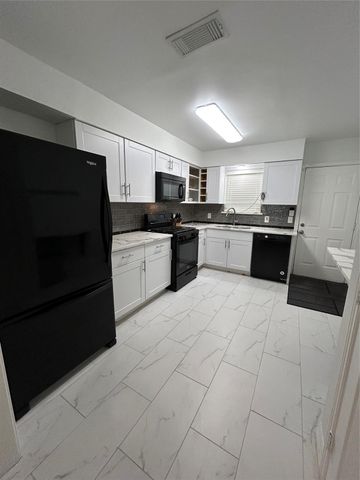 202 W Tri Oaks Ln 202, Houston, TX 77043