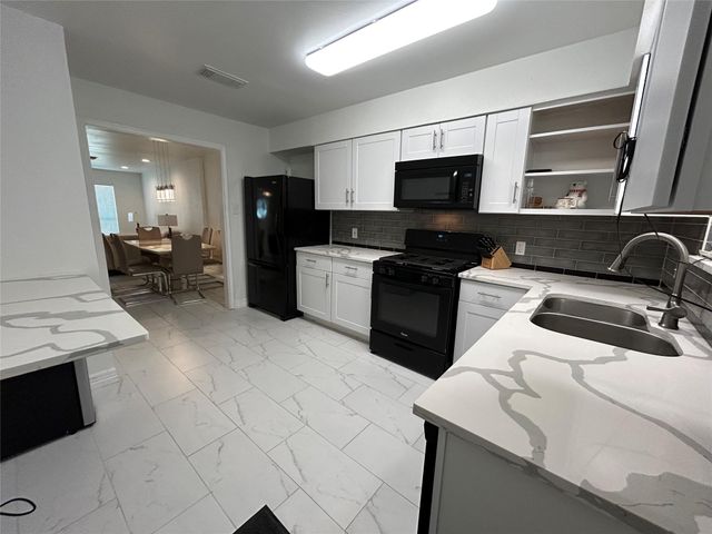 202 W Tri Oaks Ln 202, Houston, TX 77043