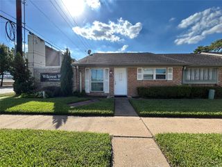 202 W Tri Oaks Ln 202, Houston, TX 77043