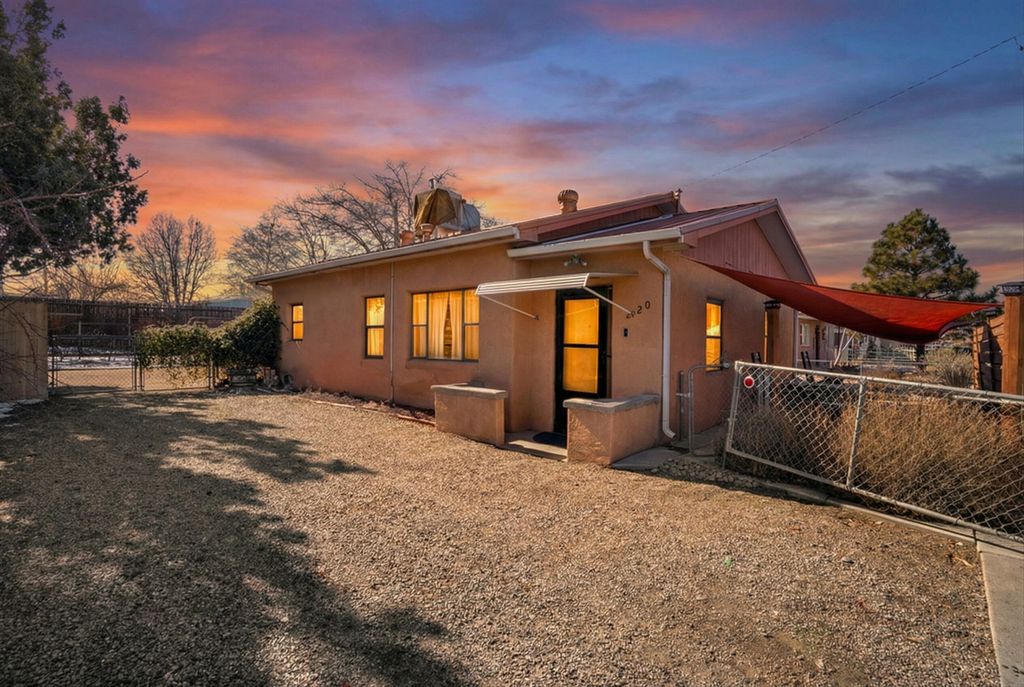 220 San Andres Avenue NW, Albuquerque, NM 87107