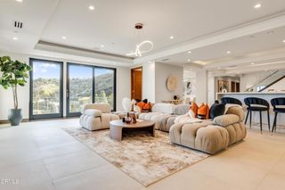 12480 Viewcrest Road, Los Angeles, CA 91604