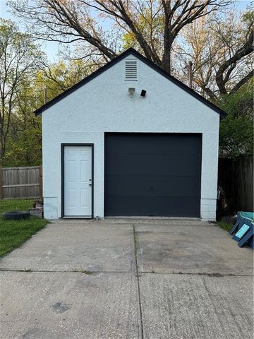 704 E Hayward Avenue, Independence, MO 64050