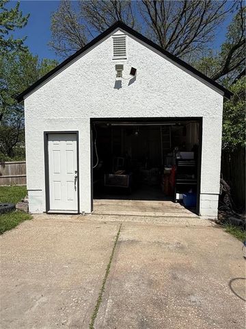 704 E Hayward Avenue, Independence, MO 64050