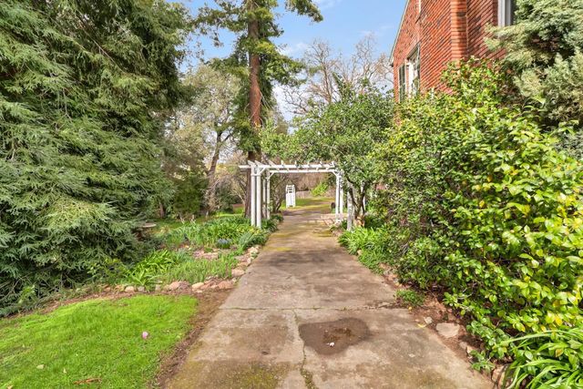 3200 Becerra Way, Sacramento, CA 95821