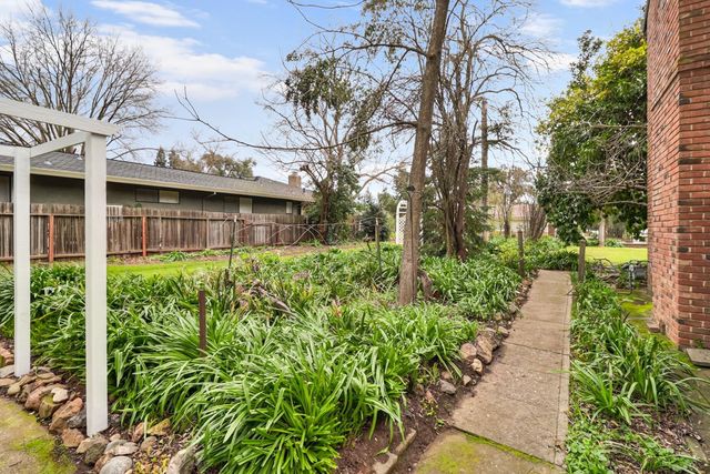 3200 Becerra Way, Sacramento, CA 95821