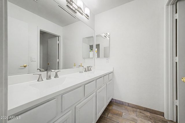 7015 W BLACKHAWK Drive, Glendale, AZ 85308