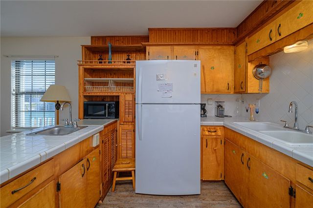 704 S Magnolia St, Rockport, TX 78382