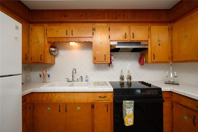 704 S Magnolia St, Rockport, TX 78382