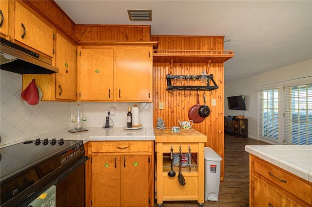 704 S Magnolia St, Rockport, TX 78382