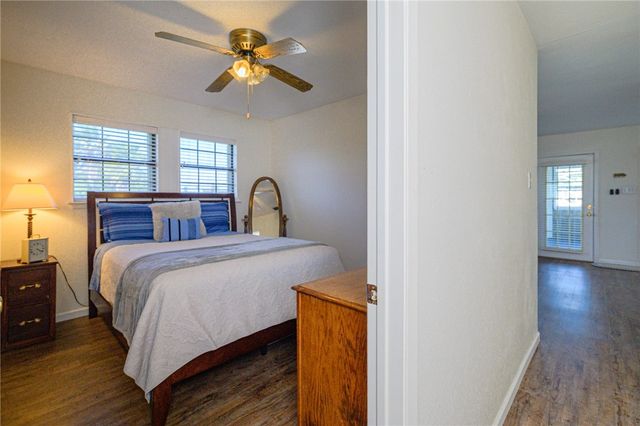 704 S Magnolia St, Rockport, TX 78382