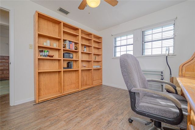 704 S Magnolia St, Rockport, TX 78382