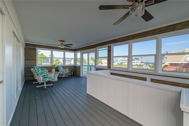 704 S Magnolia St, Rockport, TX 78382