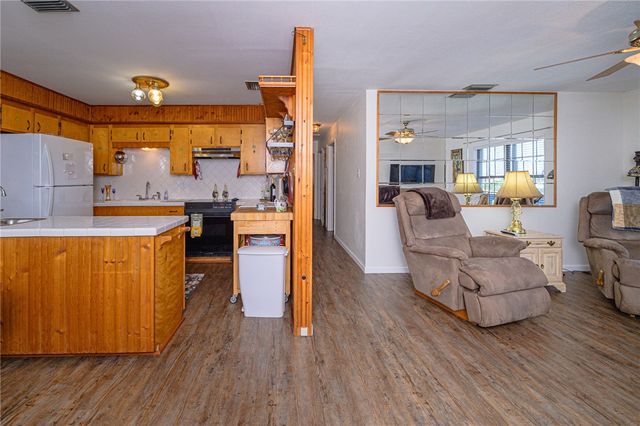 704 S Magnolia St, Rockport, TX 78382