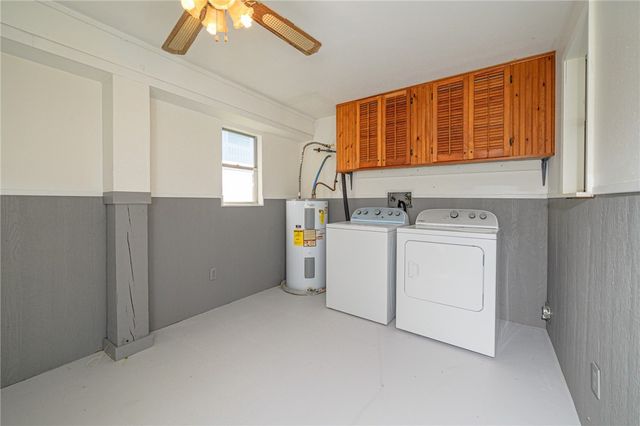 704 S Magnolia St, Rockport, TX 78382