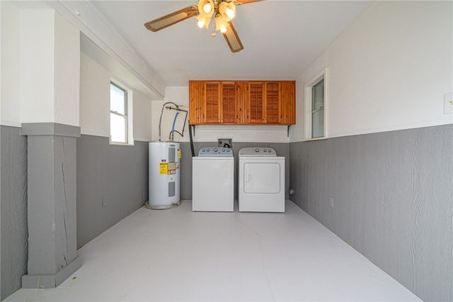 704 S Magnolia St, Rockport, TX 78382