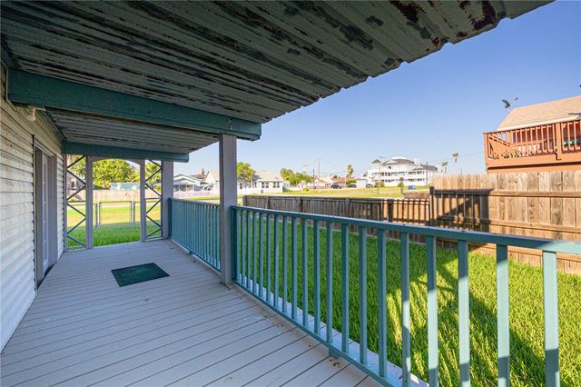 704 S Magnolia St, Rockport, TX 78382