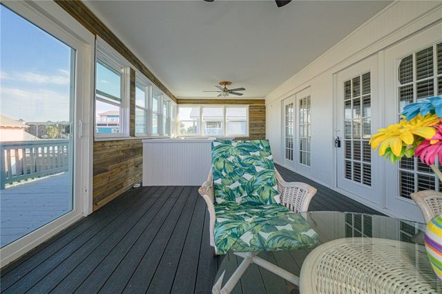 704 S Magnolia St, Rockport, TX 78382