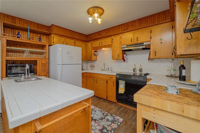 704 S Magnolia St, Rockport, TX 78382