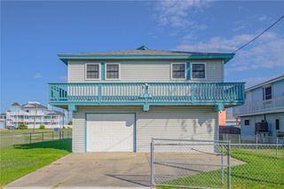 704 S Magnolia St, Rockport, TX 78382