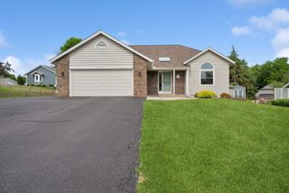 385 Highwood Drive Circle, Chaska, MN 55318