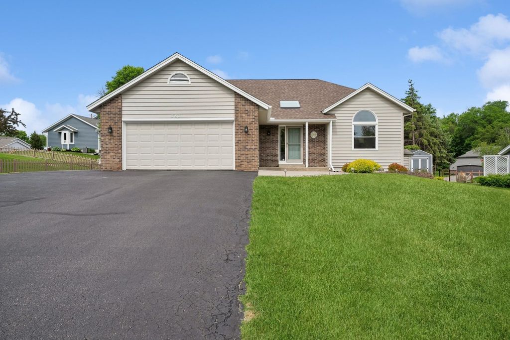 385 Highwood Drive Circle, Chaska, MN 55318