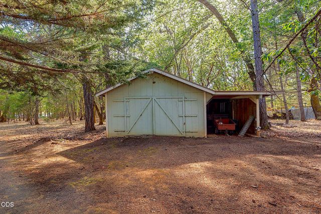 725 Williamson Loop, Grants Pass, OR 97526