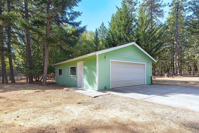 725 Williamson Loop, Grants Pass, OR 97526