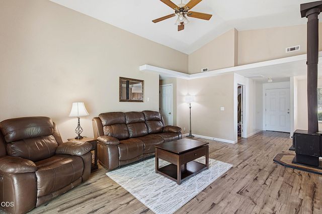725 Williamson Loop, Grants Pass, OR 97526