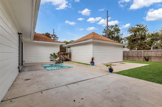 3518 Shore Shadows Drive, Crosby, TX 77532