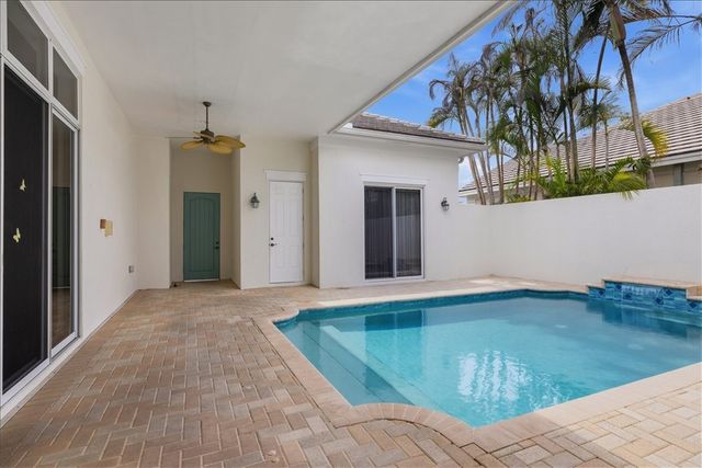 9049 Englewood Court, Vero Beach, FL 32963